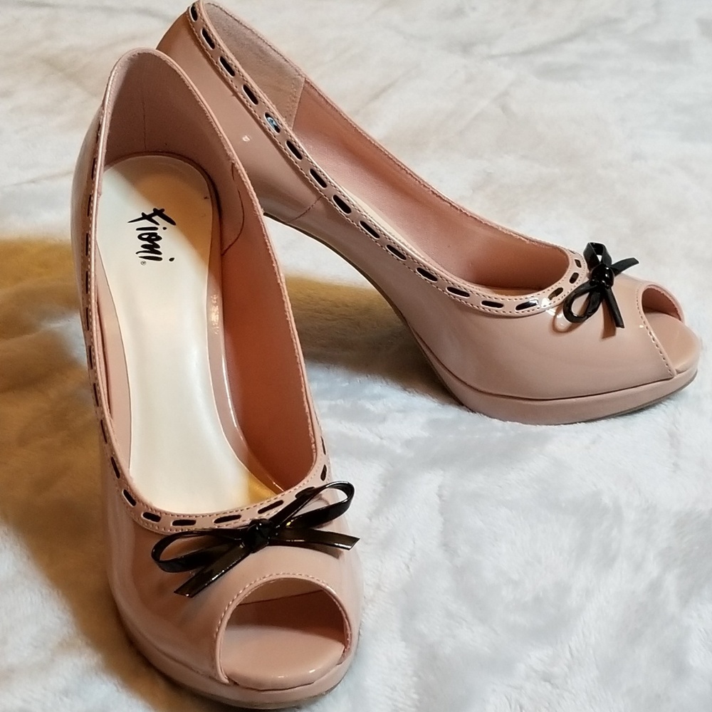 Fioni Kipsie Peep Toe Pump